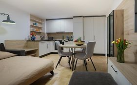 Modern Apartment, Full Kitchen, For 6